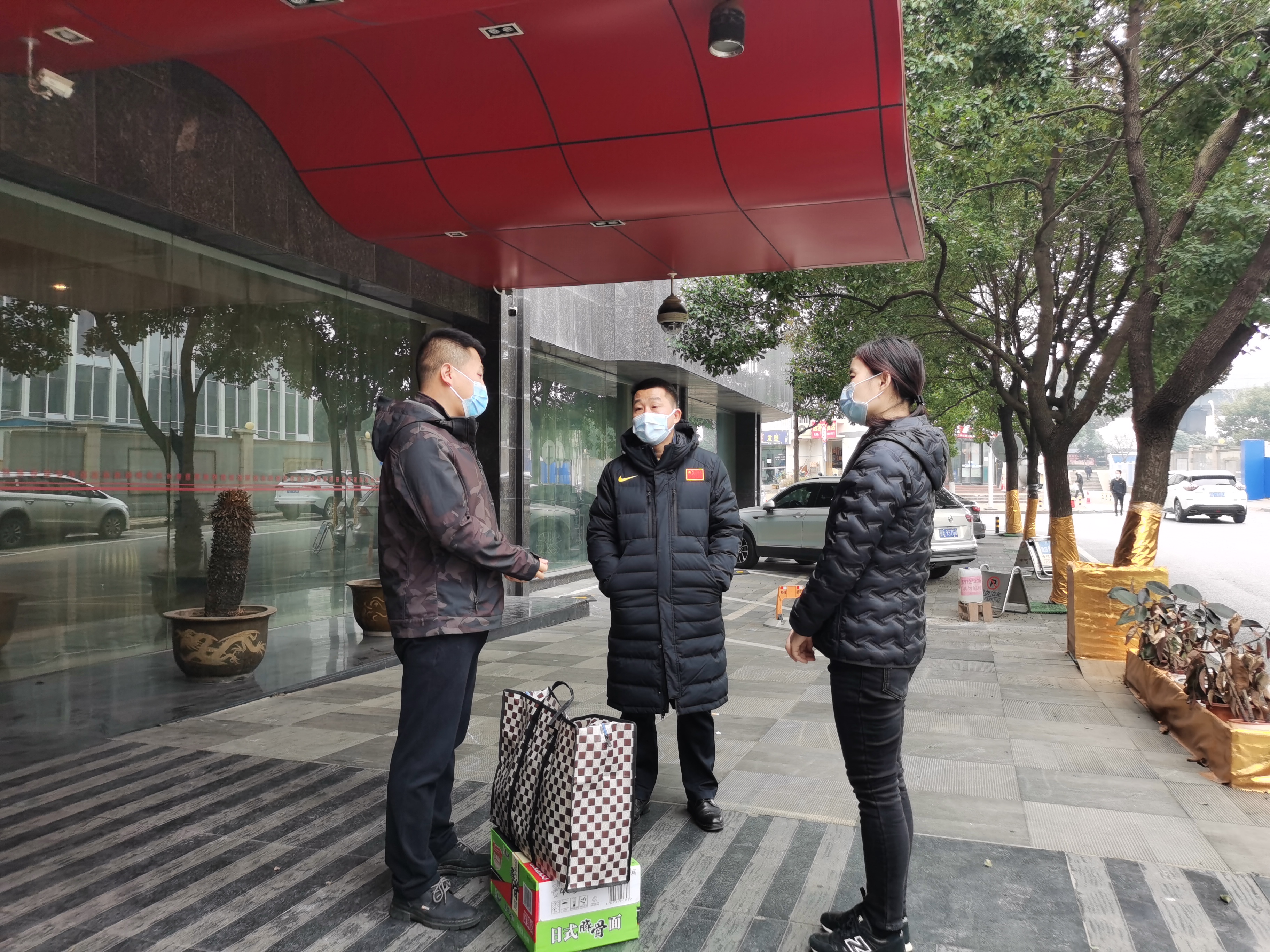 公司领导看望慰问派驻防疫点工作员工