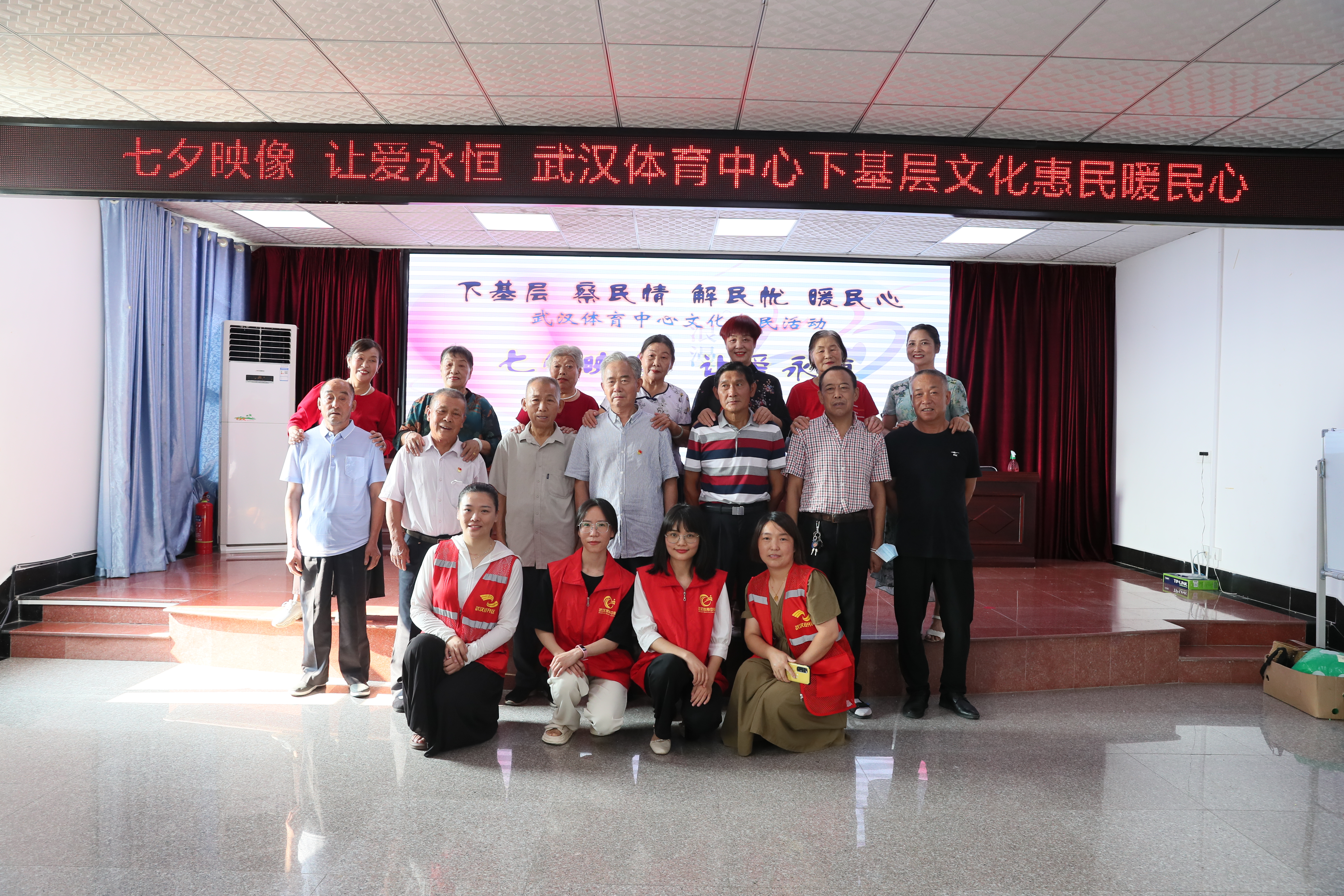 下基层察民情解民忧暖民心¦“七夕”传递爱 共建献温情