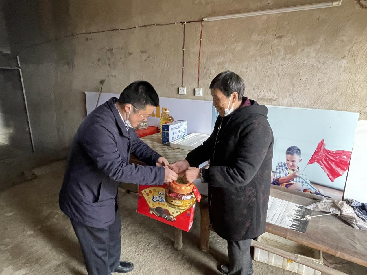 结对帮扶促发展 走访慰问暖人心 熊猫体育公司助力铁炉村乡村振兴建设