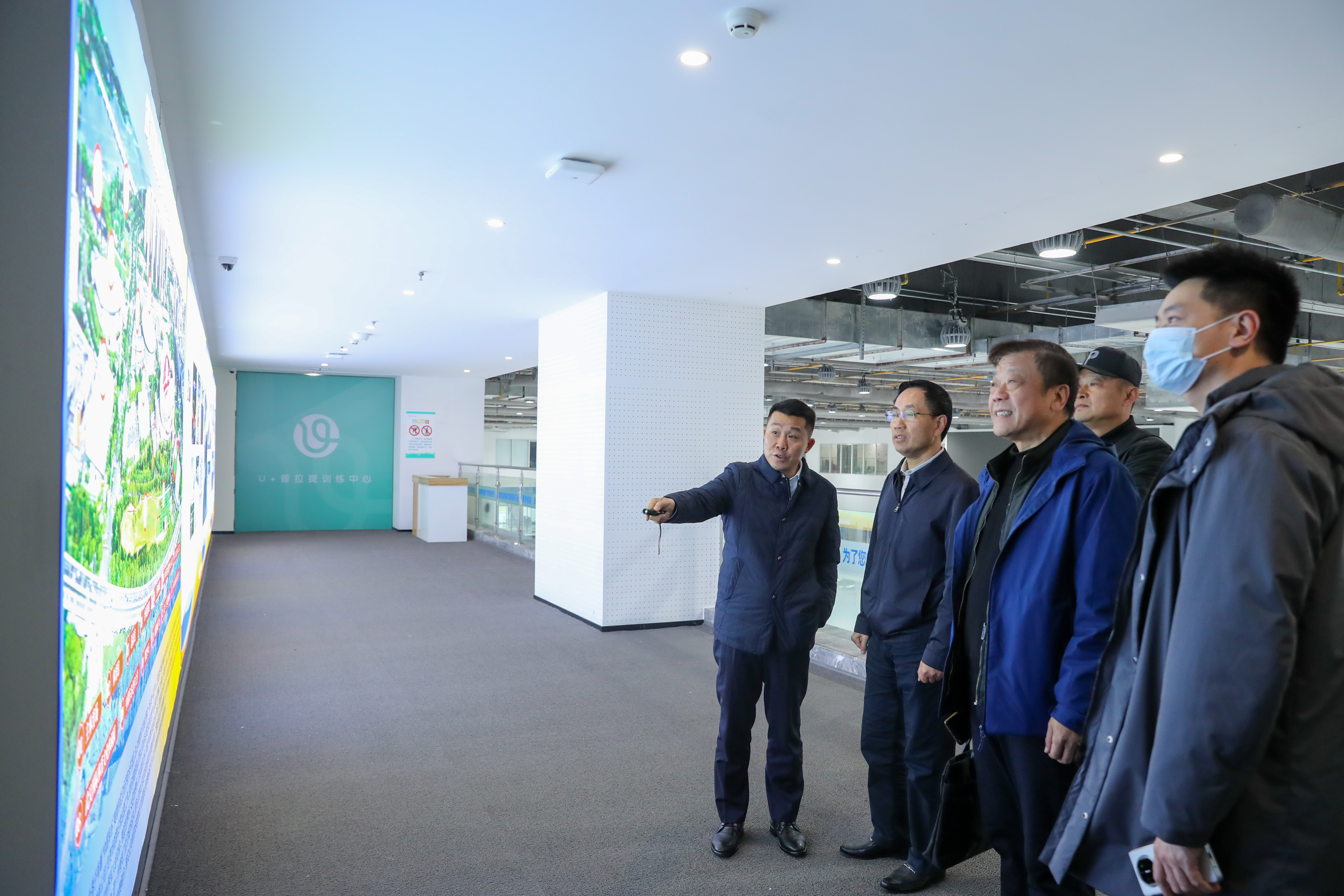 市政协体育界别工作会于中国车谷·熊猫体育中心召开