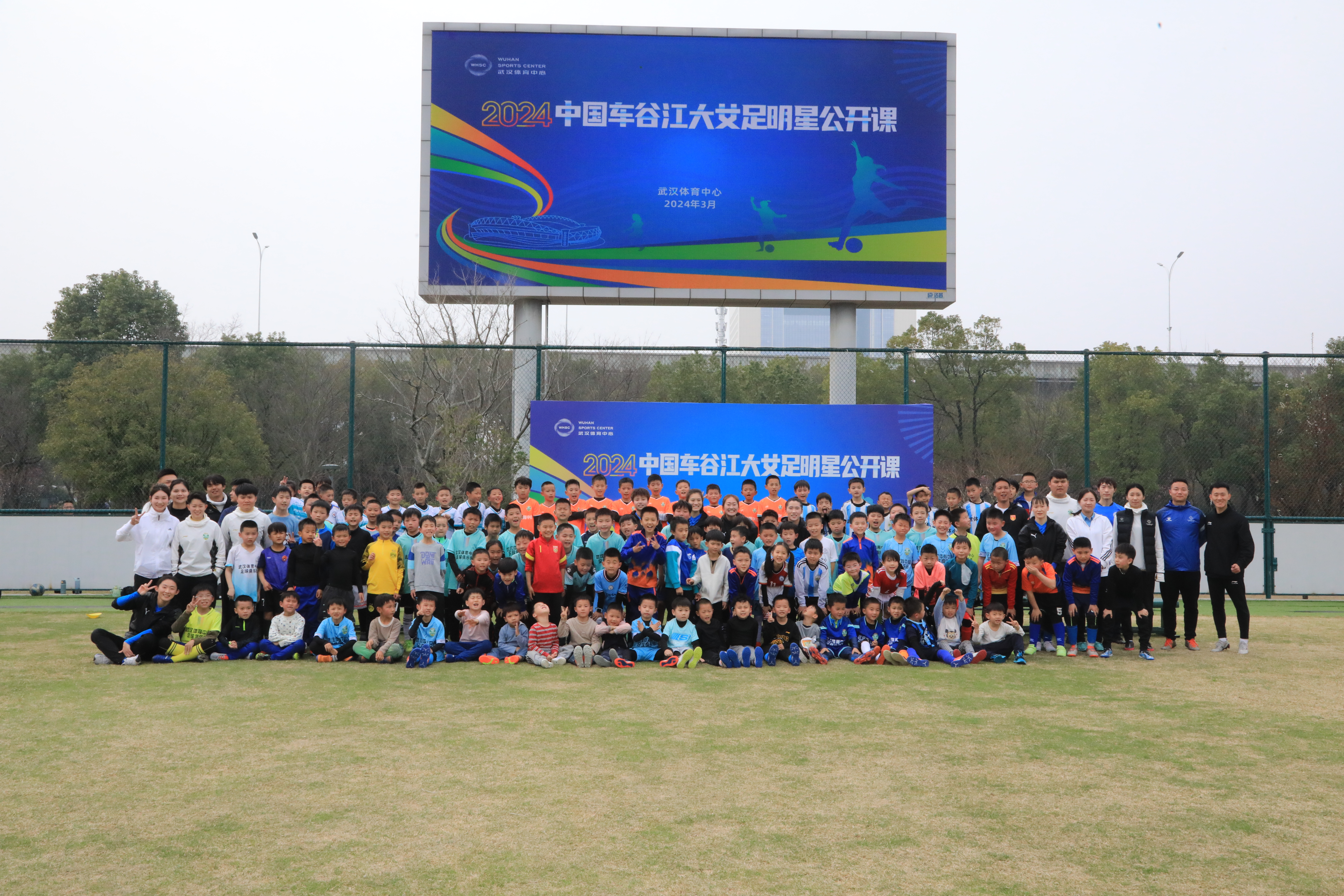 与女足冠军同场竞技，小小少年点燃足球梦想