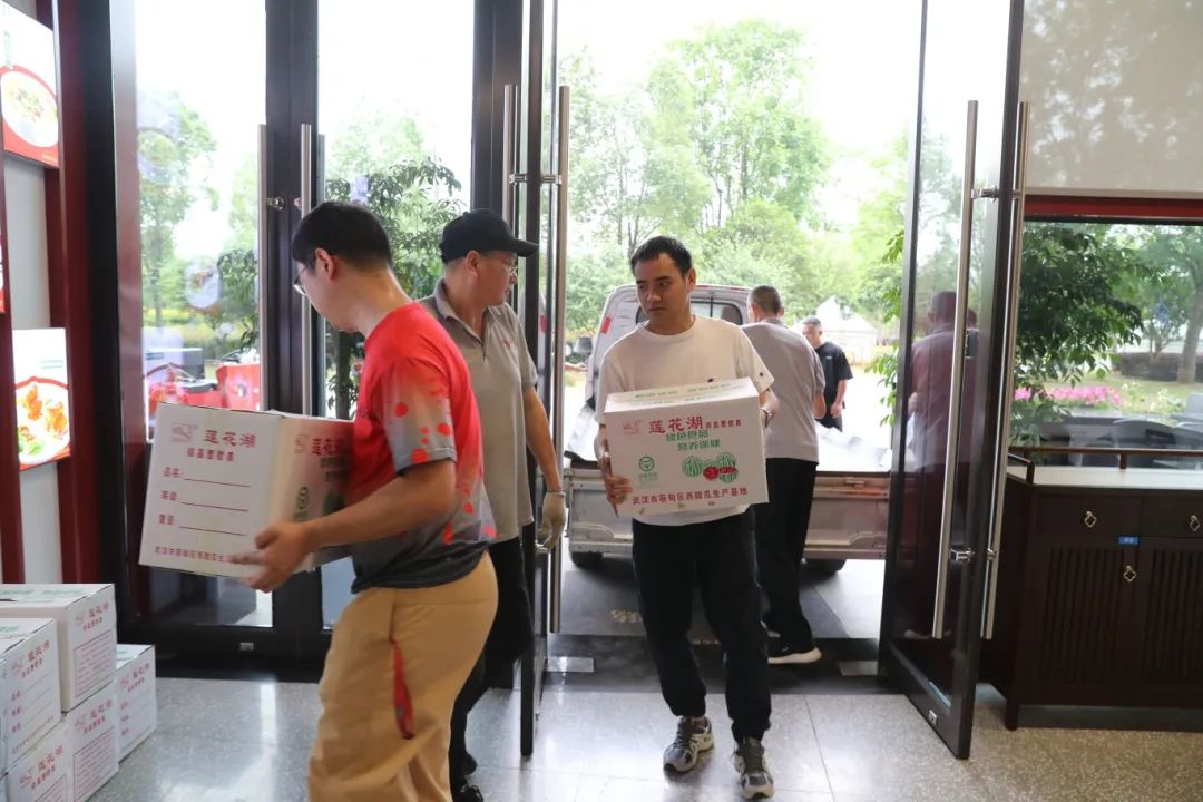 西瓜喜丰收，助农增收“甜” 公司跑好乡村振兴“接力棒”