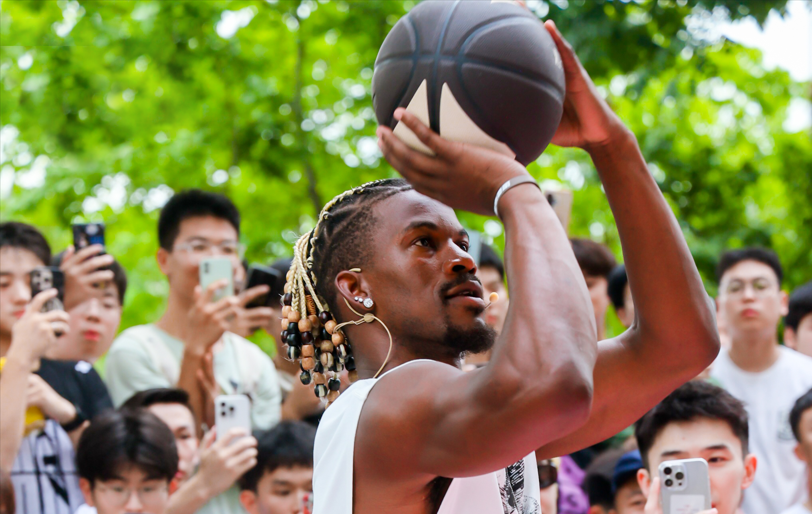 现场沸腾！NBA球星巴特勒空降中国车谷·熊猫体育中心