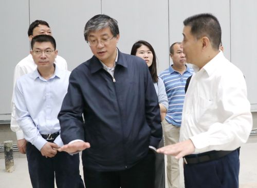 罗永纲来体育中心调研要求 坚决打赢军运会安保这场硬仗(图5) 罗永纲来体育中心调研要求 坚决打赢军运会安保这场硬仗(图5)
