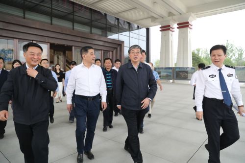 罗永纲来体育中心调研要求 坚决打赢军运会安保这场硬仗(图3) 罗永纲来体育中心调研要求 坚决打赢军运会安保这场硬仗(图3)