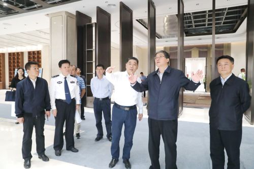 罗永纲来体育中心调研要求 坚决打赢军运会安保这场硬仗(图1) 罗永纲来体育中心调研要求 坚决打赢军运会安保这场硬仗(图1)