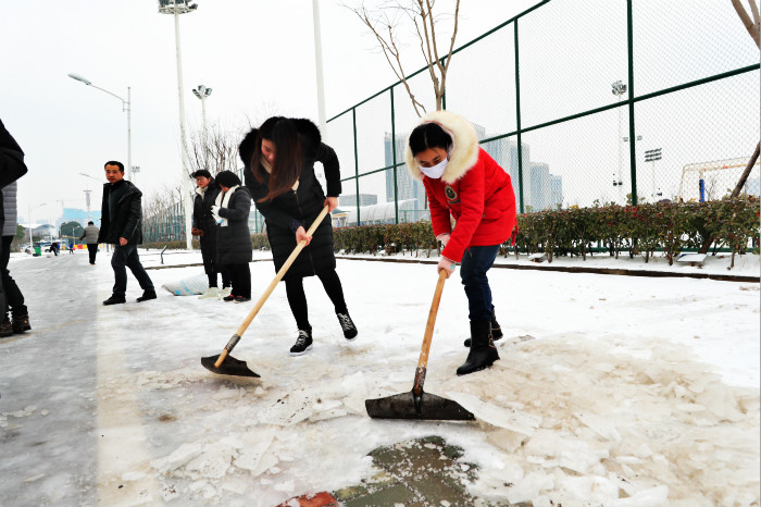 一场雪，体育中心美得不要不要的</br>但最美的风景还是他们(图9)