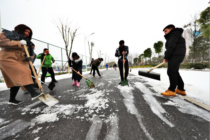 一场雪，体育中心美得不要不要的</br>但最美的风景还是他们(图14)