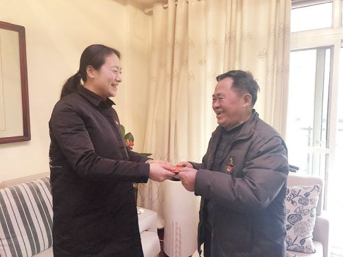 体育中心开展春节前慰问退休党员活动(图1)