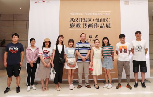 熊猫体育中心组织参观廉政书画作品展(图2)