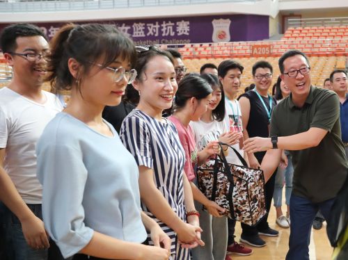 区总工会为熊猫体育中心“送清凉”(图2) 区总工会为熊猫体育中心“送清凉”(图2)