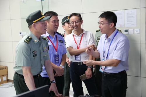 杨剑考察熊猫体育中心游泳馆比赛筹备工作(图2)
