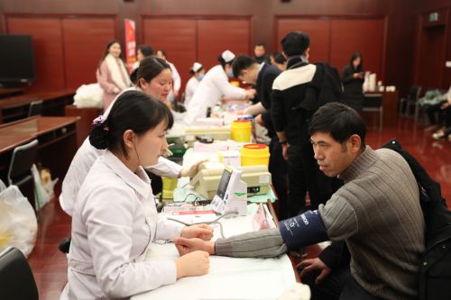 献出一滴血  汇聚一份爱 ——熊猫体育中心组织开展无偿献血活动(图5)