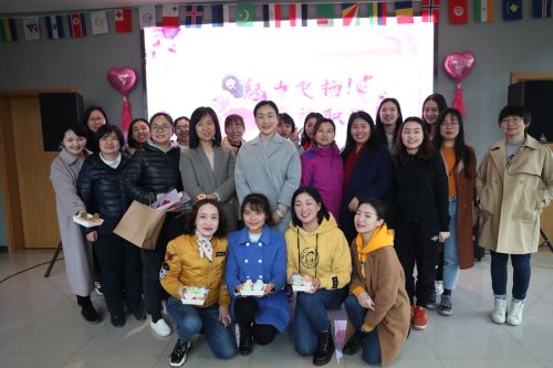 巧手做糕点，甜蜜迎佳节 ▏熊猫体育中心举行“三八”妇女节关爱活动