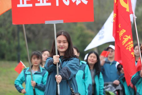 “与军运同行”徒步活动上演“快闪”  熊猫体育中心作为企业代表队第一方阵登场(图13)