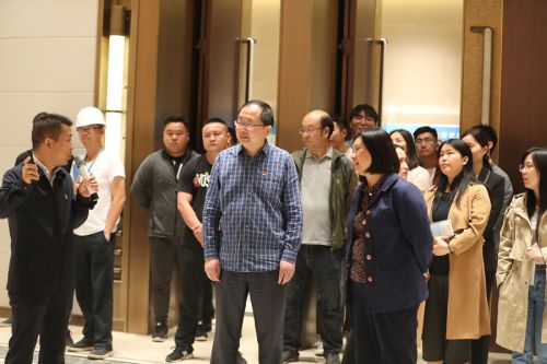 公司组织员工参观主体育场