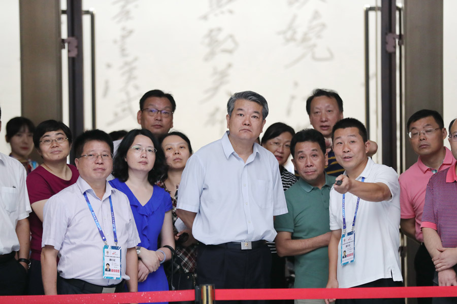 李兵调研熊猫体育中心(图1)