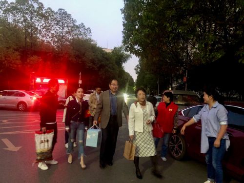 熊猫体育中心慰问留守儿童(图1)