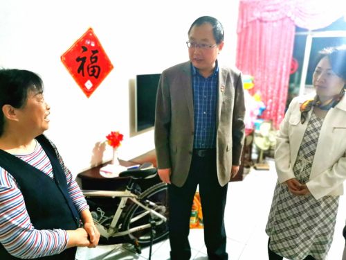 熊猫体育中心慰问留守儿童(图2)