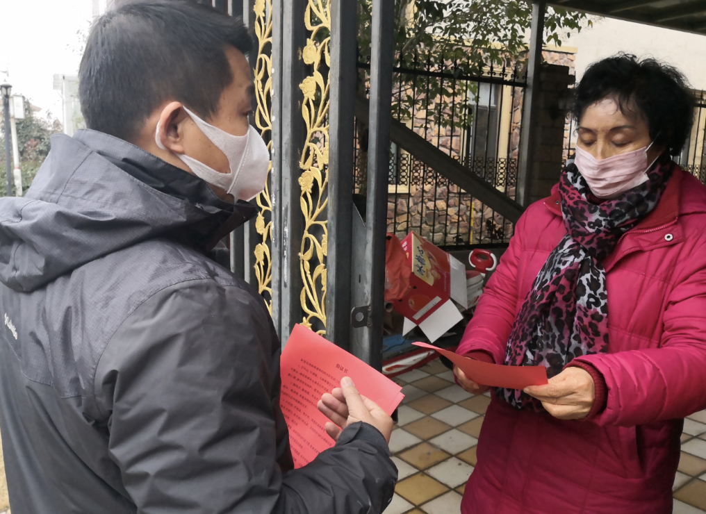 公司领导带队进村入户开展疫情防控宣传(图3) 公司领导带队进村入户开展疫情防控宣传(图3)