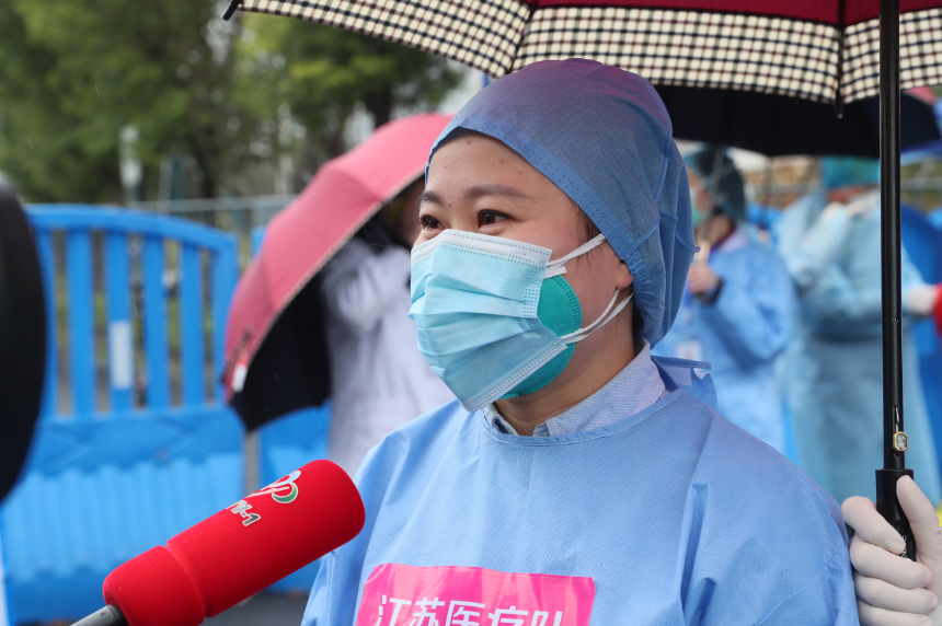熊猫体育中心方舱医院迎来“出舱”高峰 164名患者康复出院 彭浩等领导慰问治愈患者(图3)