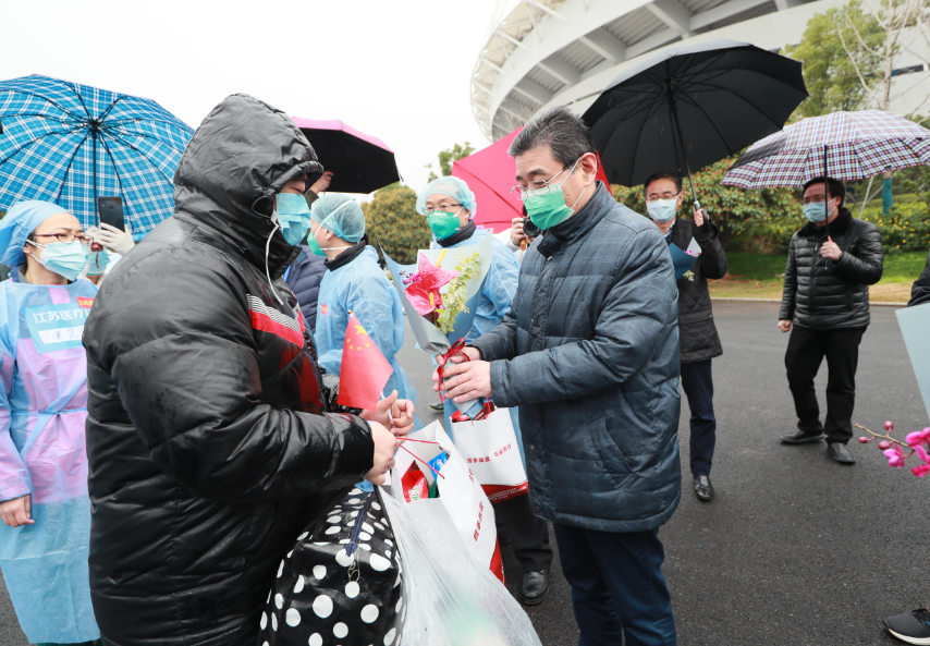 熊猫体育中心方舱医院迎来“出舱”高峰 164名患者康复出院 彭浩等领导慰问治愈患者(图1)