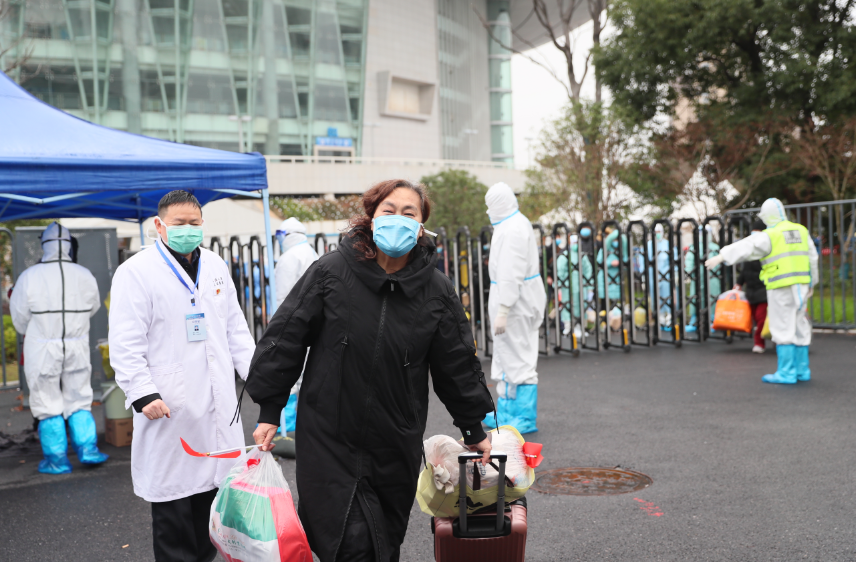 熊猫体育中心方舱医院迎来“出舱”高峰 164名患者康复出院 彭浩等领导慰问治愈患者(图4)