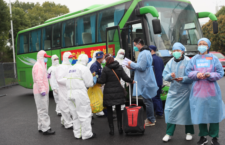 熊猫体育中心方舱医院迎来“出舱”高峰 164名患者康复出院 彭浩等领导慰问治愈患者(图6)