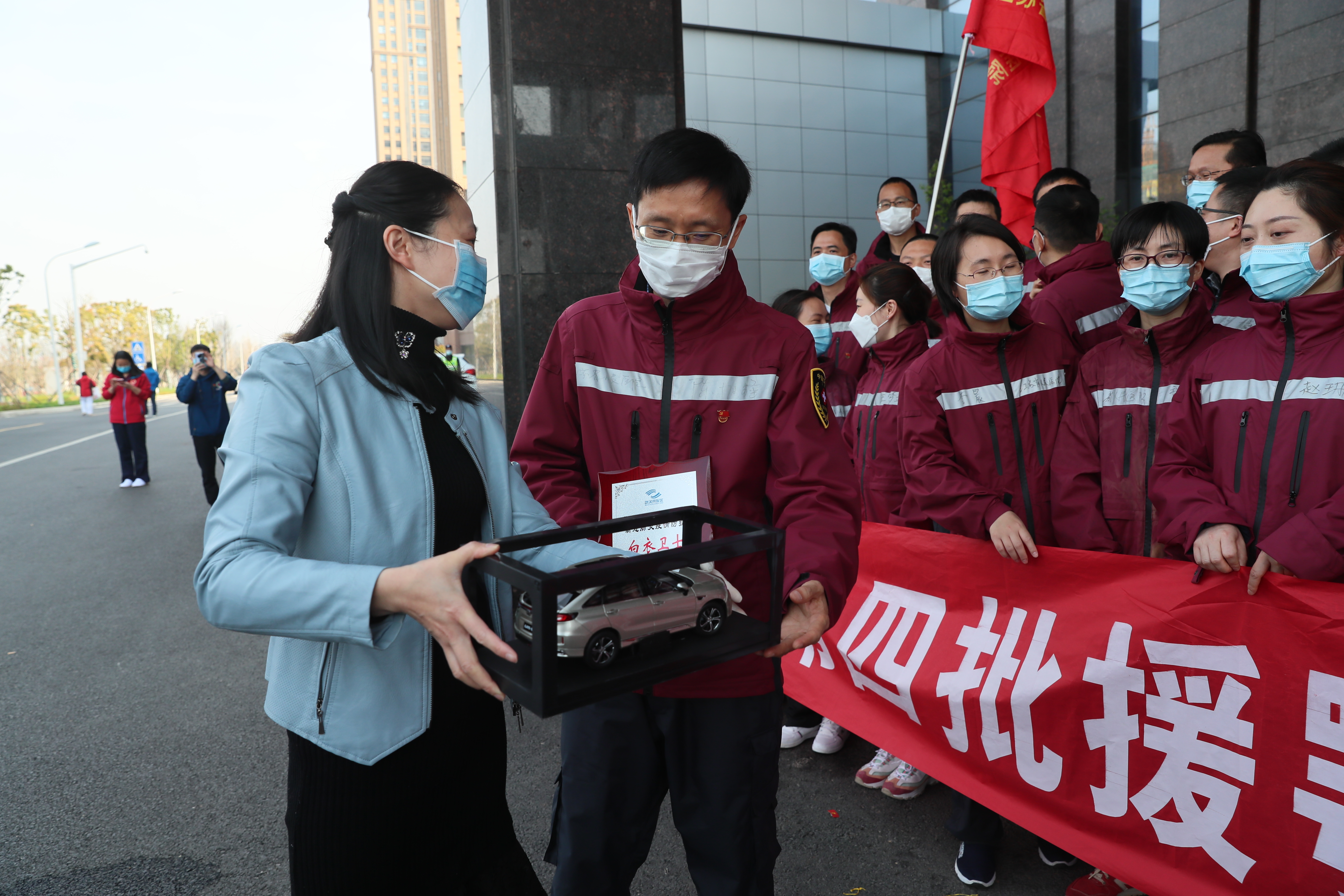 体育中心方舱医院管理小组慰问江苏援鄂医疗队(图3)