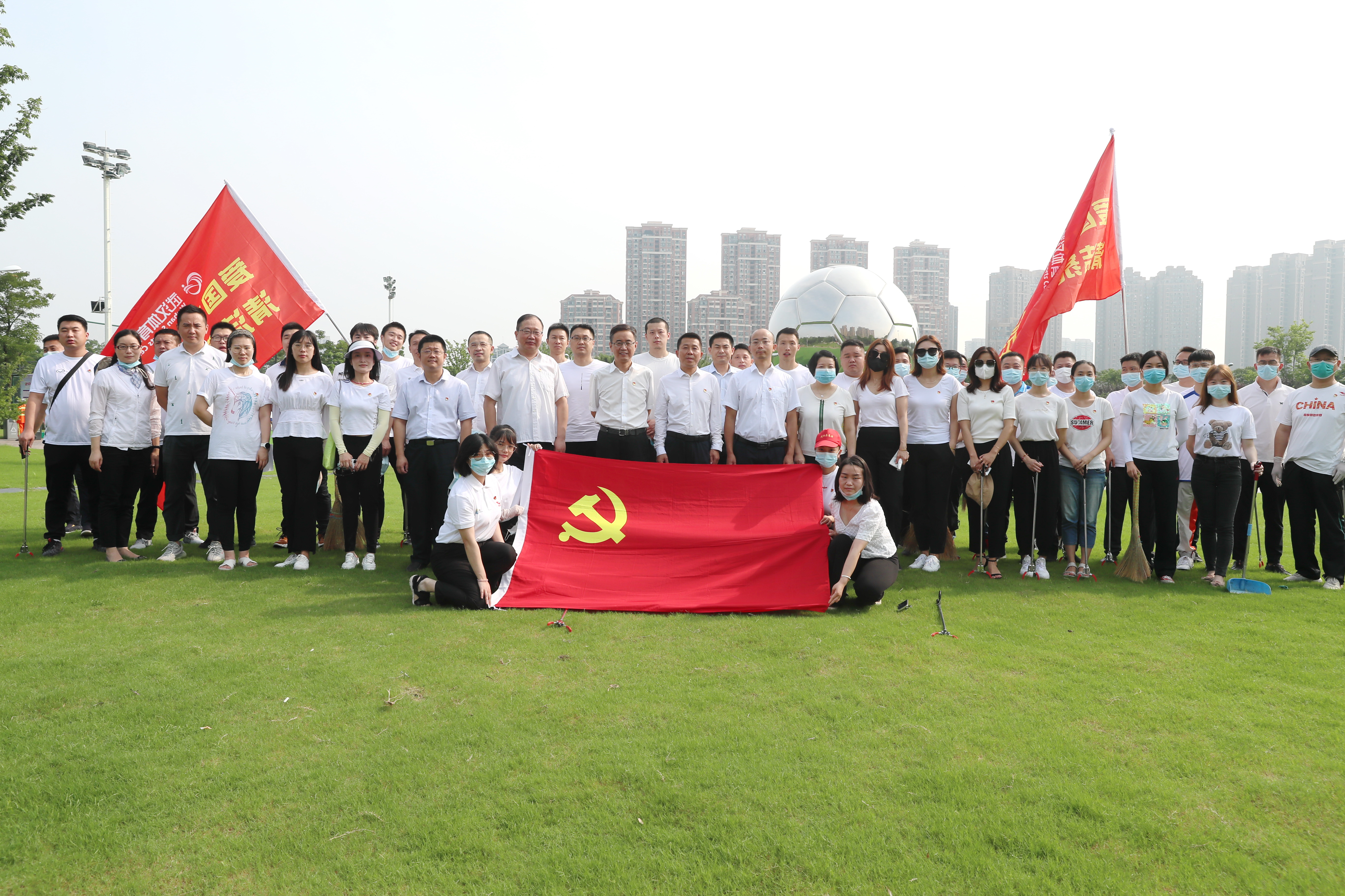 干干净净迎 “七一” 公司党员开展爱国卫生活动(图1)