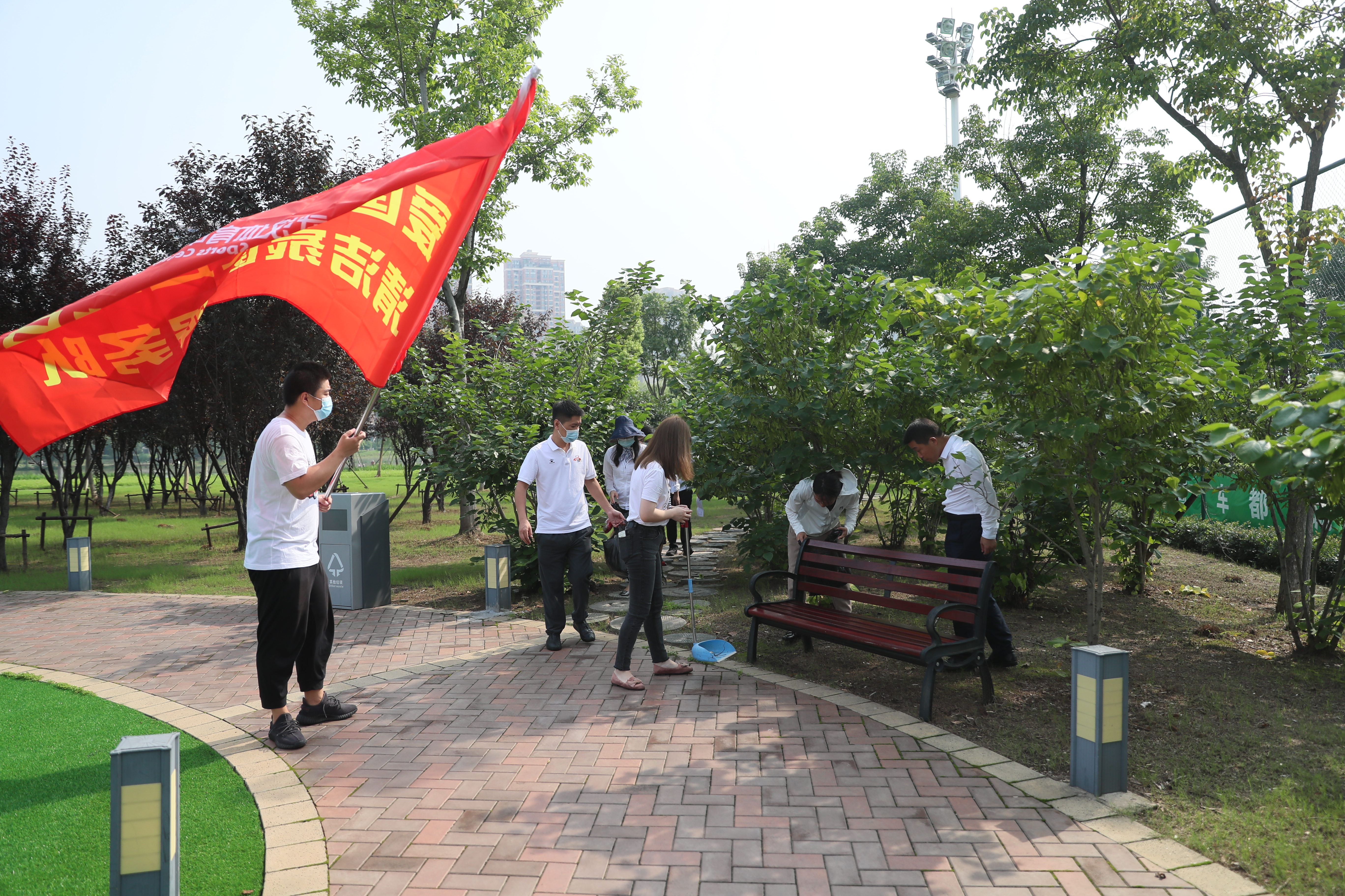 干干净净迎 “七一” 公司党员开展爱国卫生活动(图2)