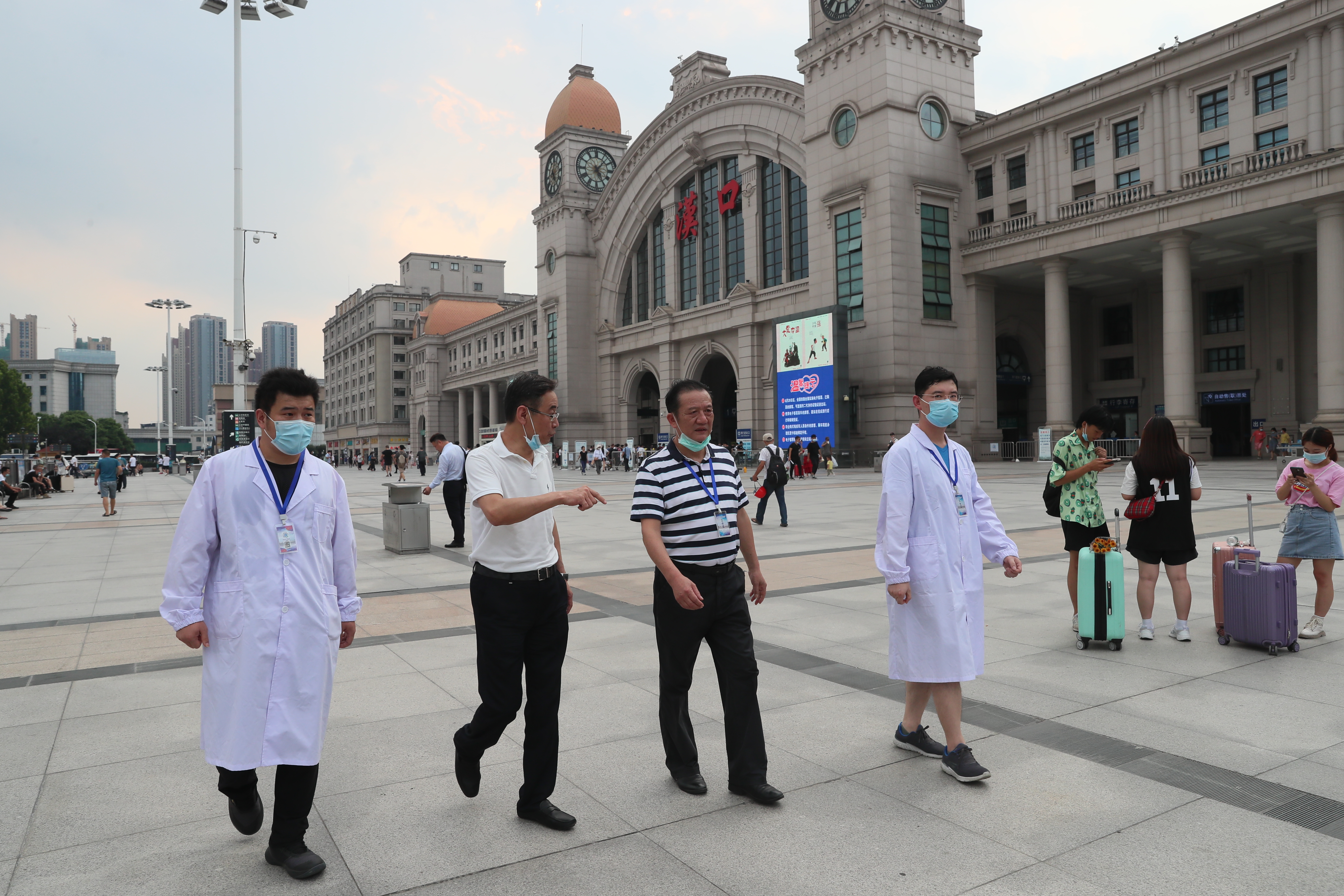 王旗华慰问汉口火车站疫情防控人员