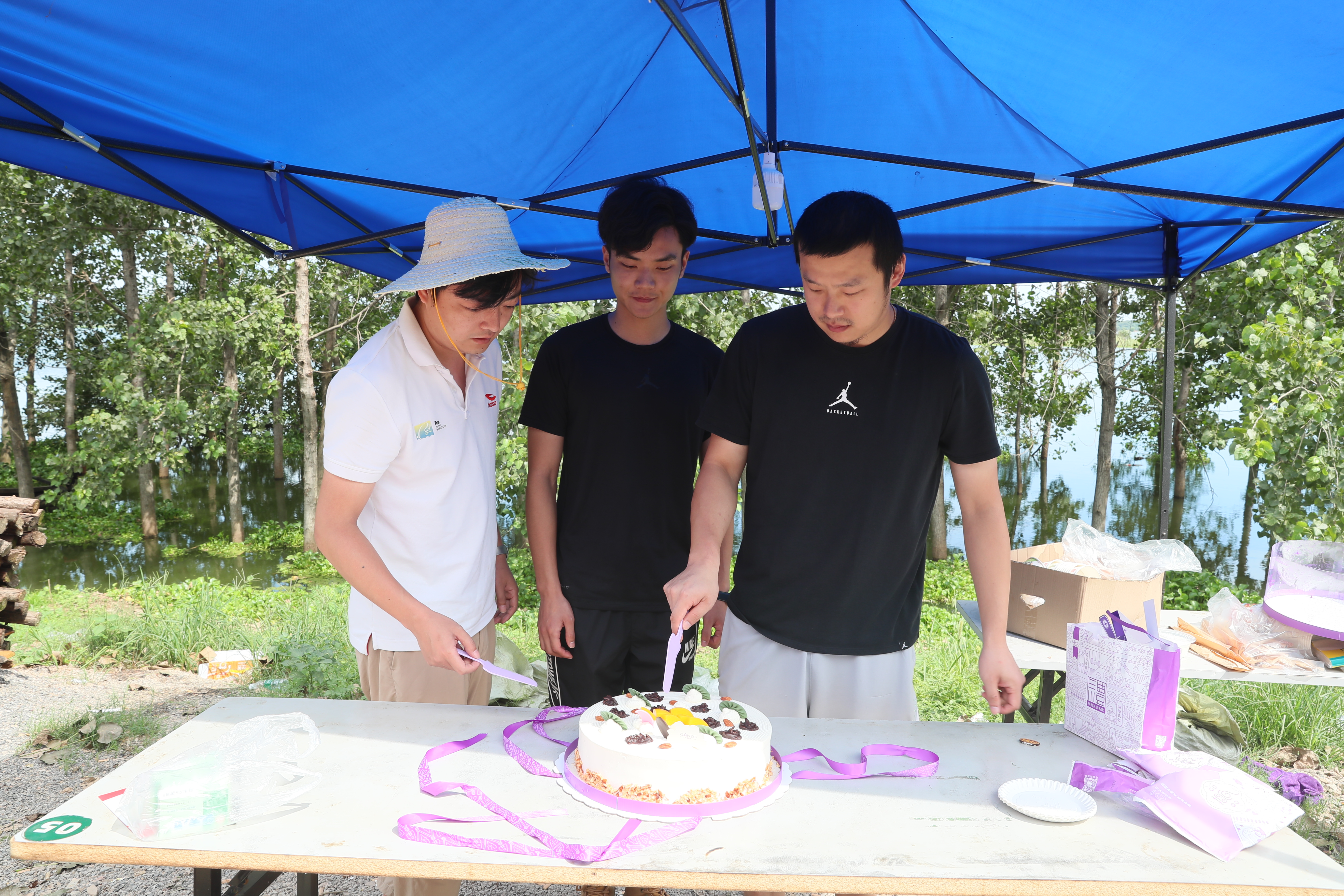 防汛大堤上的特殊生日(图1)