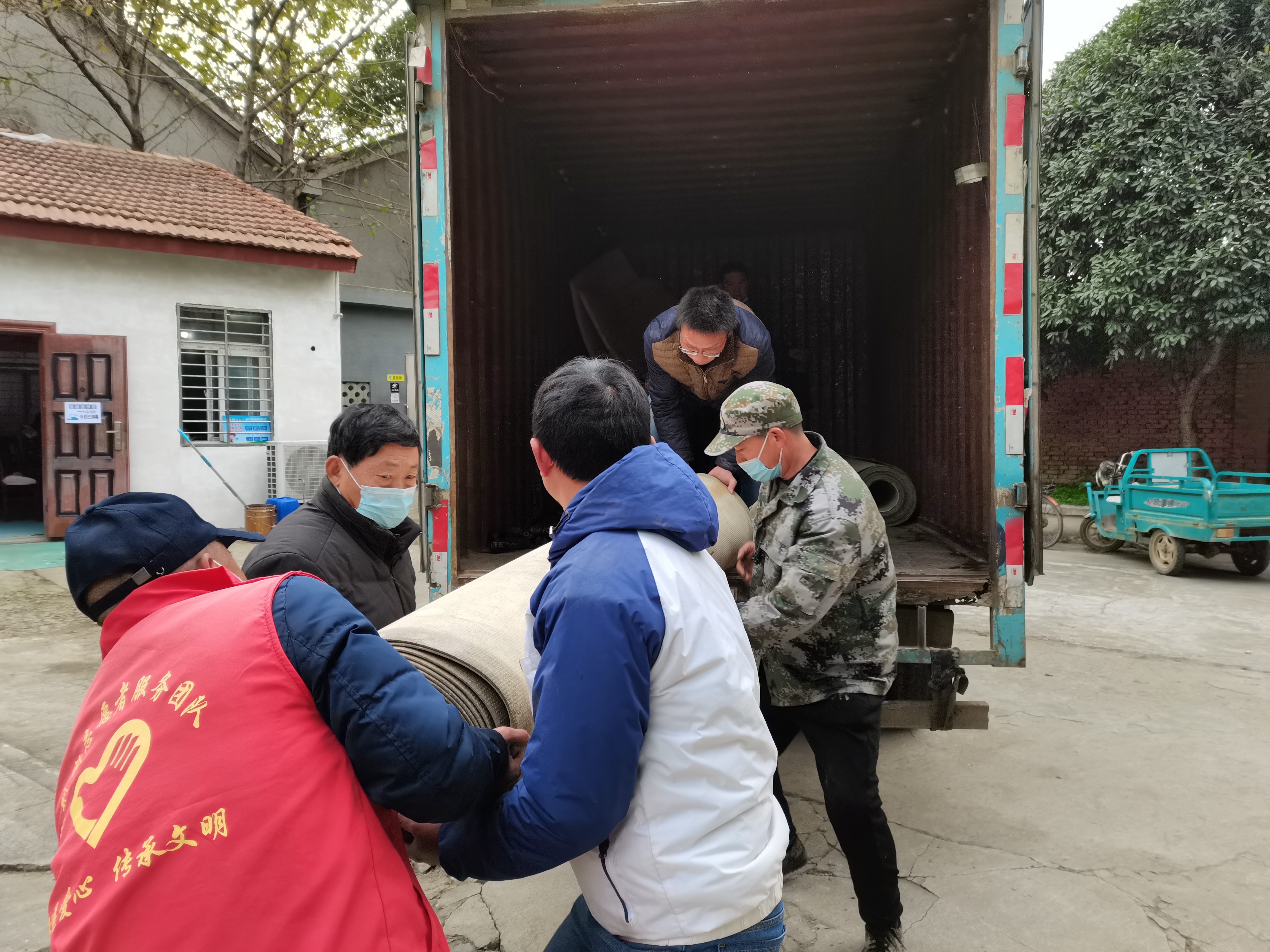 体育器材进社区，结对共建“一家人”(图2)