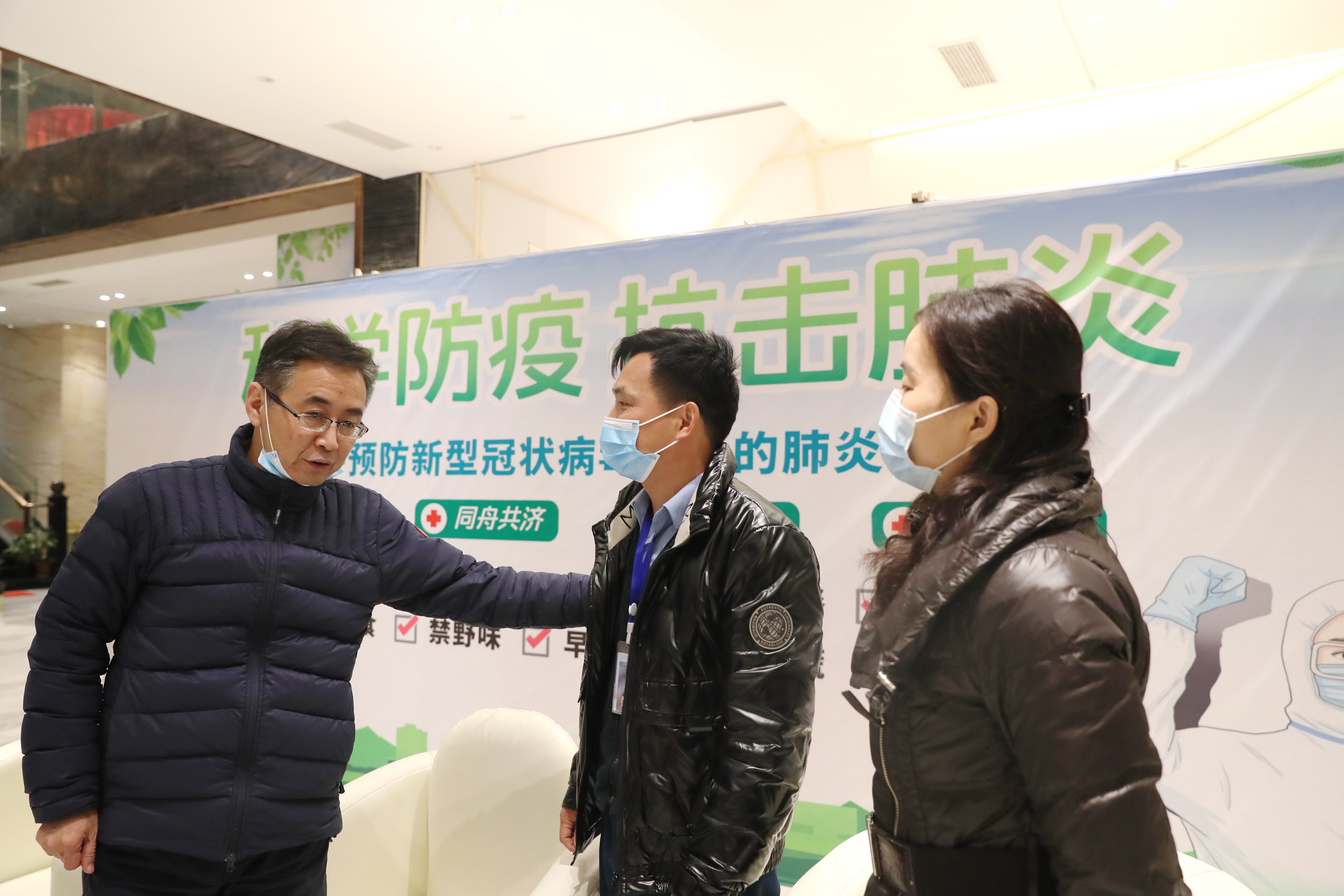 王旗华看望慰问疫情防控人员(图1)